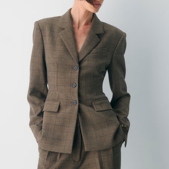 Aritzia Jackets & Blazers - Babaton Standout Blazer - (Re)ssential Single-Breasted Blazer